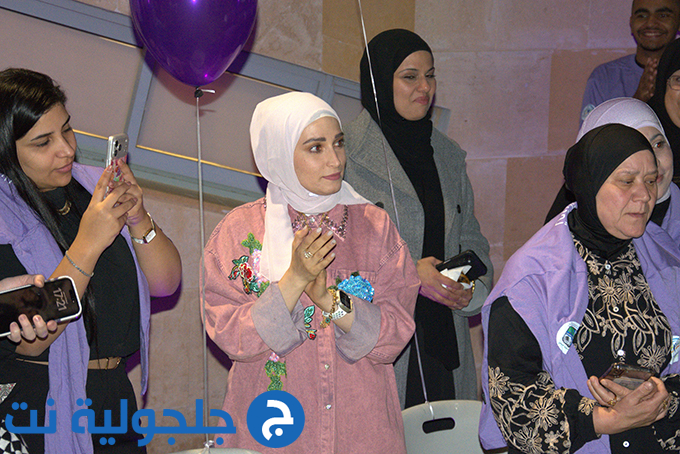 اضاءة المركز الجماهيري في جلجولية باللون البنفسجي بمناسبة اليوم العالمي لذوي الاحتياجات الخاصة